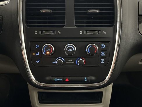 Used 2018 Dodge Grand Caravan SE image 21