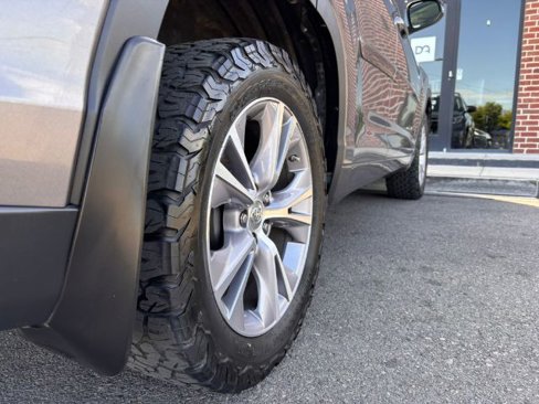 Used 2015 Toyota Highlander XLE image 12