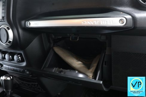 Used 2016 Jeep Wrangler Unlimited Rubicon w/ Max Tow Package image 31