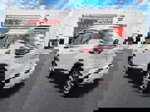 New 2025 Nissan Kicks Play S image 5