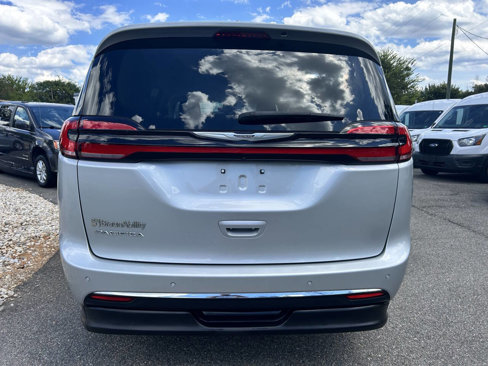 Used 2022 Chrysler Pacifica Touring-L image 9
