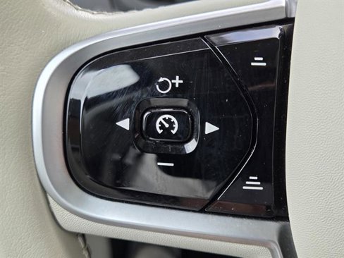 Certified 2021 Volvo XC90 T6 Momentum image 24