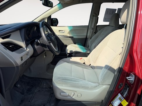 Used 2016 Toyota Sienna LE image 10