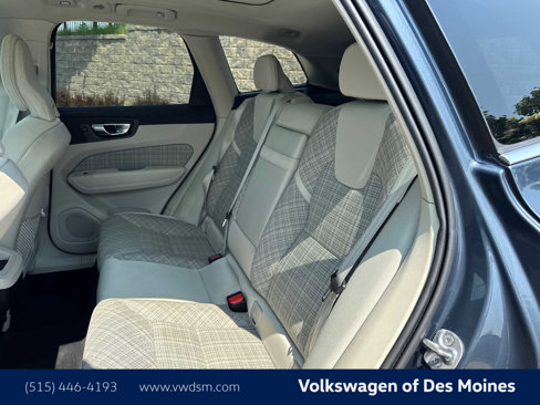 Used 2022 Volvo XC60 B5 Momentum image 12