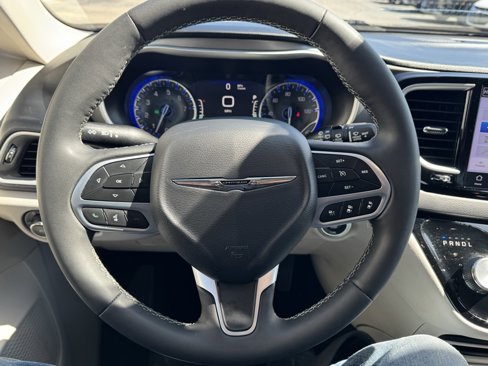 Used 2023 Chrysler Pacifica Touring-L image 14