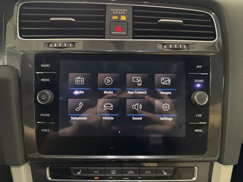 Used 2018 Volkswagen Golf SE image 14