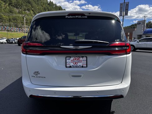 Used 2022 Chrysler Pacifica Touring-L image 24