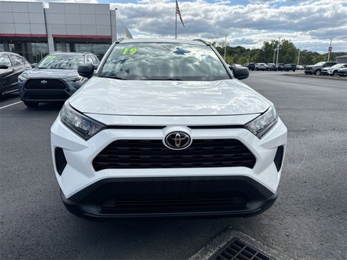 Used 2019 Toyota RAV4 LE image 3