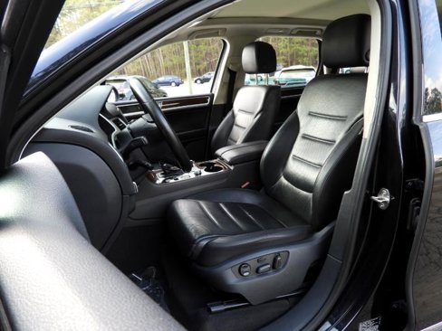 Used 2016 Volkswagen Touareg Sport image 38