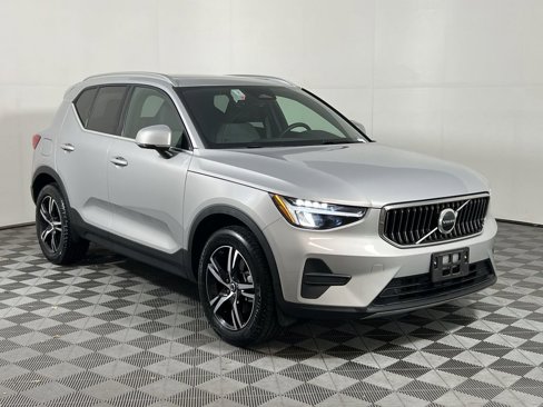 Certified 2025 Volvo XC40 B5 Core image 2