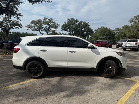 Used 2019 Kia Sorento LX image 3