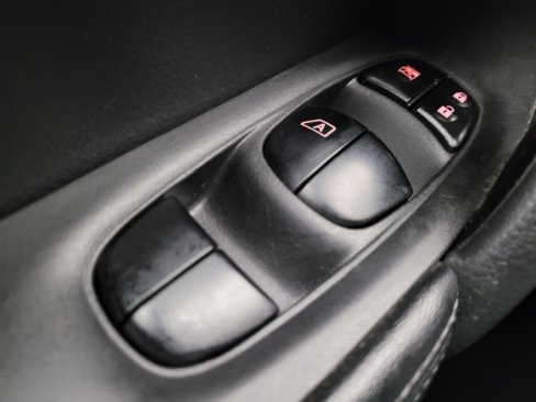 Used 2018 Nissan Rogue SV image 27