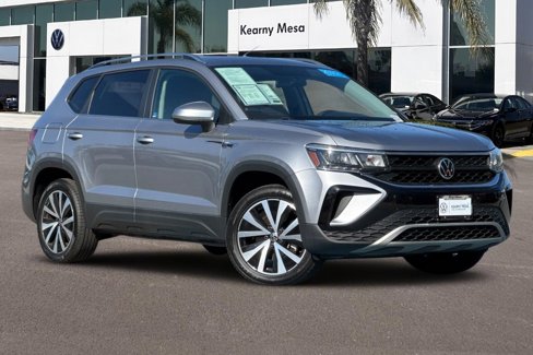 Used 2022 Volkswagen Taos SE image 2