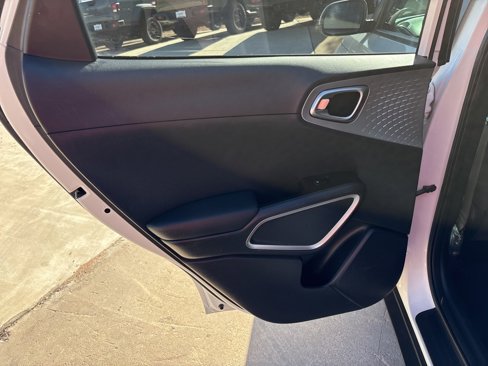 Used 2023 Kia Soul LX w/ LX Technology Package image 17