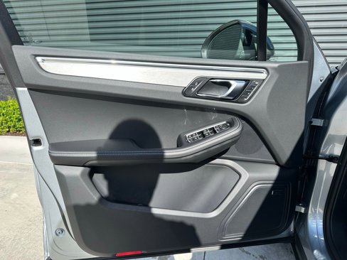 Used 2025 Porsche Macan image 14