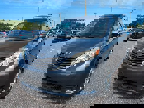 Used 2015 Toyota Sienna LE image 2