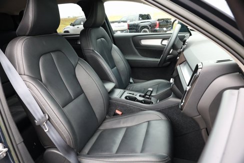 Used 2022 Volvo XC40 T5 Momentum image 32