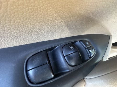 Used 2014 Nissan Rogue SV image 17