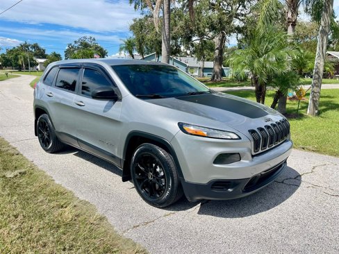 Used 2014 Jeep Cherokee Sport image 3