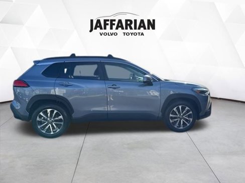 Used 2022 Toyota Corolla Cross XLE image 2