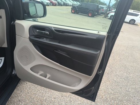 Used 2020 Dodge Grand Caravan SXT image 16