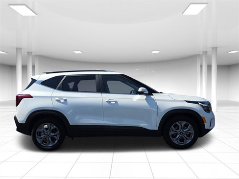Certified 2024 Kia Seltos S image 2