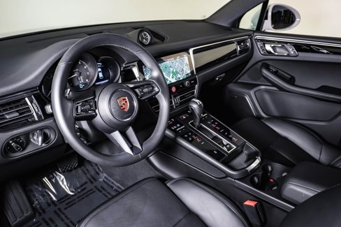 Certified 2025 Porsche Macan image 4