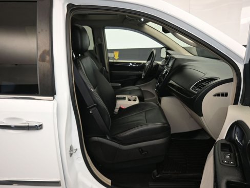 Used 2015 Chrysler Town & Country Touring-L w/ Driver Convenience Group image 56