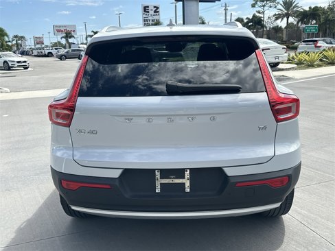 Used 2022 Volvo XC40 T4 Momentum image 7