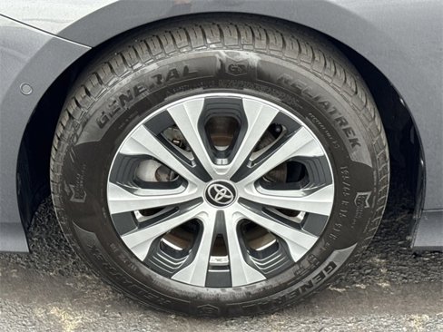 Used 2021 Toyota Prius LE image 20