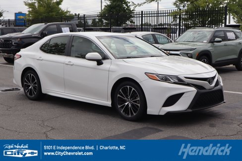 Used 2018 Toyota Camry SE image 1