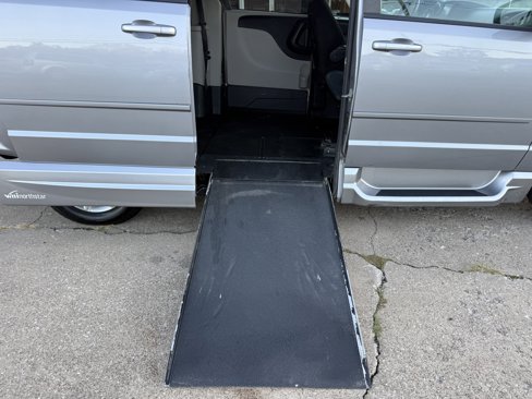 Used 2015 Dodge Grand Caravan SXT w/ UConnect Hands-Free Group image 29
