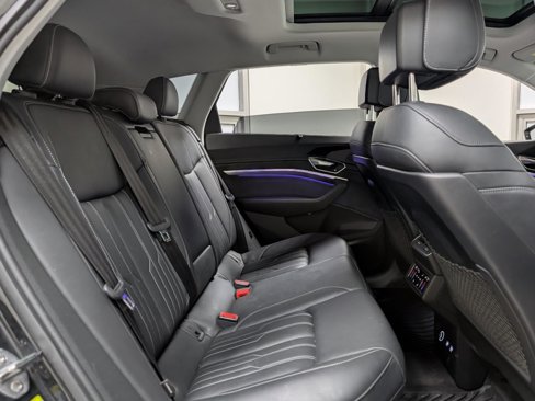 Used 2019 Audi e-tron Prestige w/ Prestige Package image 24