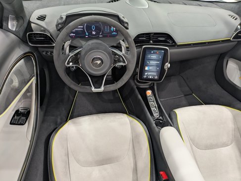 Used 2025 McLaren Artura Spider image 9