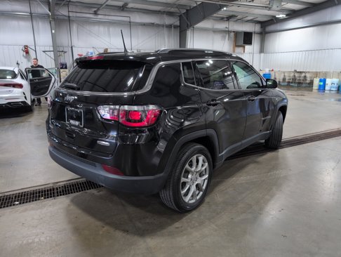 Used 2022 Jeep Compass Latitude image 3