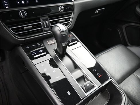 Certified 2022 Porsche Macan image 17