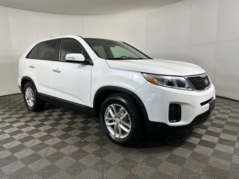 Used 2015 Kia Sorento LX image 2