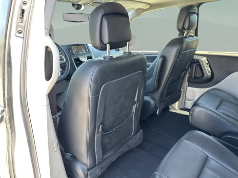 Used 2016 Chrysler Town & Country Touring-L image 18