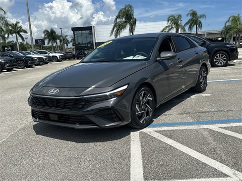 Certified 2025 Hyundai Elantra SEL image 2