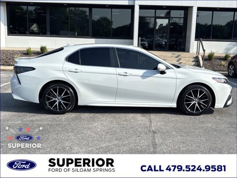 Used 2022 Toyota Camry SE image 2