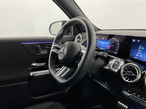 Used 2024 Mercedes-Benz GLB 250 image 10