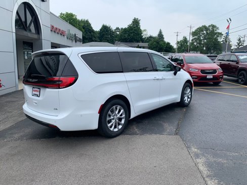 New 2025 Chrysler Pacifica Select image 8