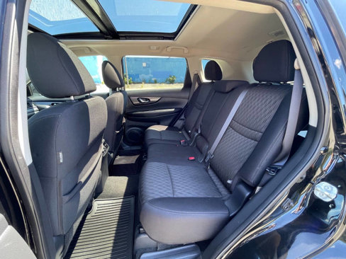 Used 2017 Nissan Rogue SV image 12