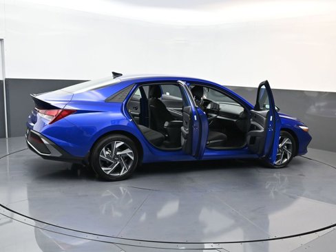 Certified 2025 Hyundai Elantra Sport image 28