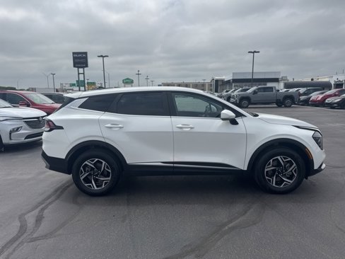Used 2024 Kia Sportage LX image 2