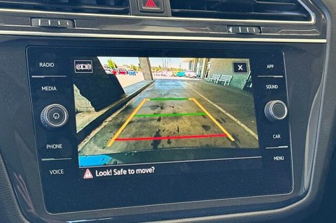 Used 2022 Volkswagen Tiguan SE w/ Panoramic Sunroof Package image 19