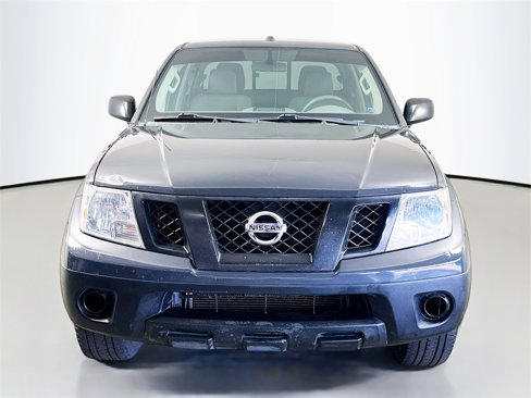 Used 2015 Nissan Frontier SV image 2