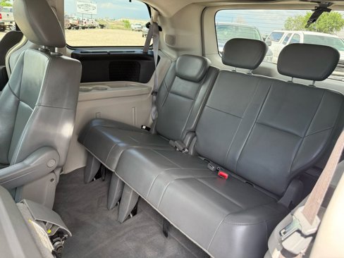 Used 2010 Volkswagen Routan SE image 32
