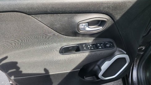 Used 2018 Jeep Renegade Latitude image 11