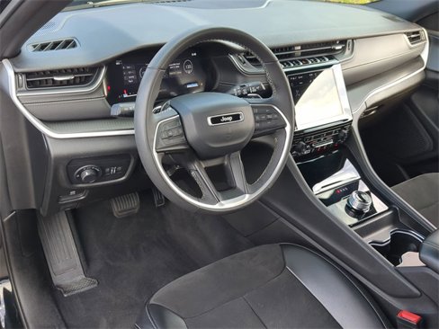 Used 2024 Jeep Grand Cherokee L Laredo image 2